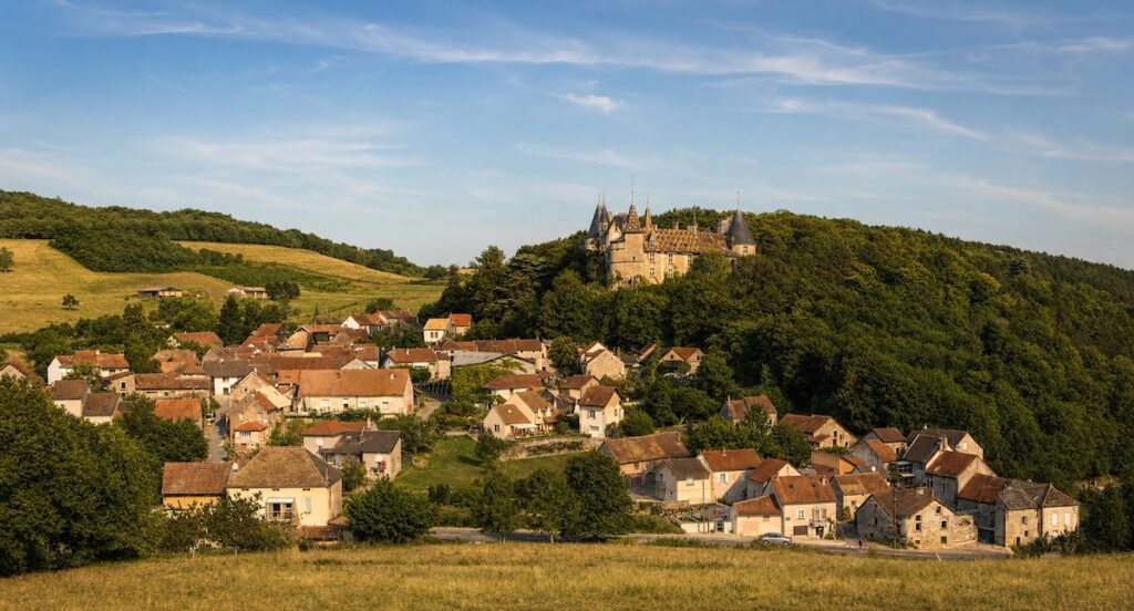 LA BOURGOGNE SE DÉCOUVRE AUTANT QU’ELLE SE RESSENT - La Bourgogne se découvre au fil de ses routes, de ses paysages et de ses territoires.
